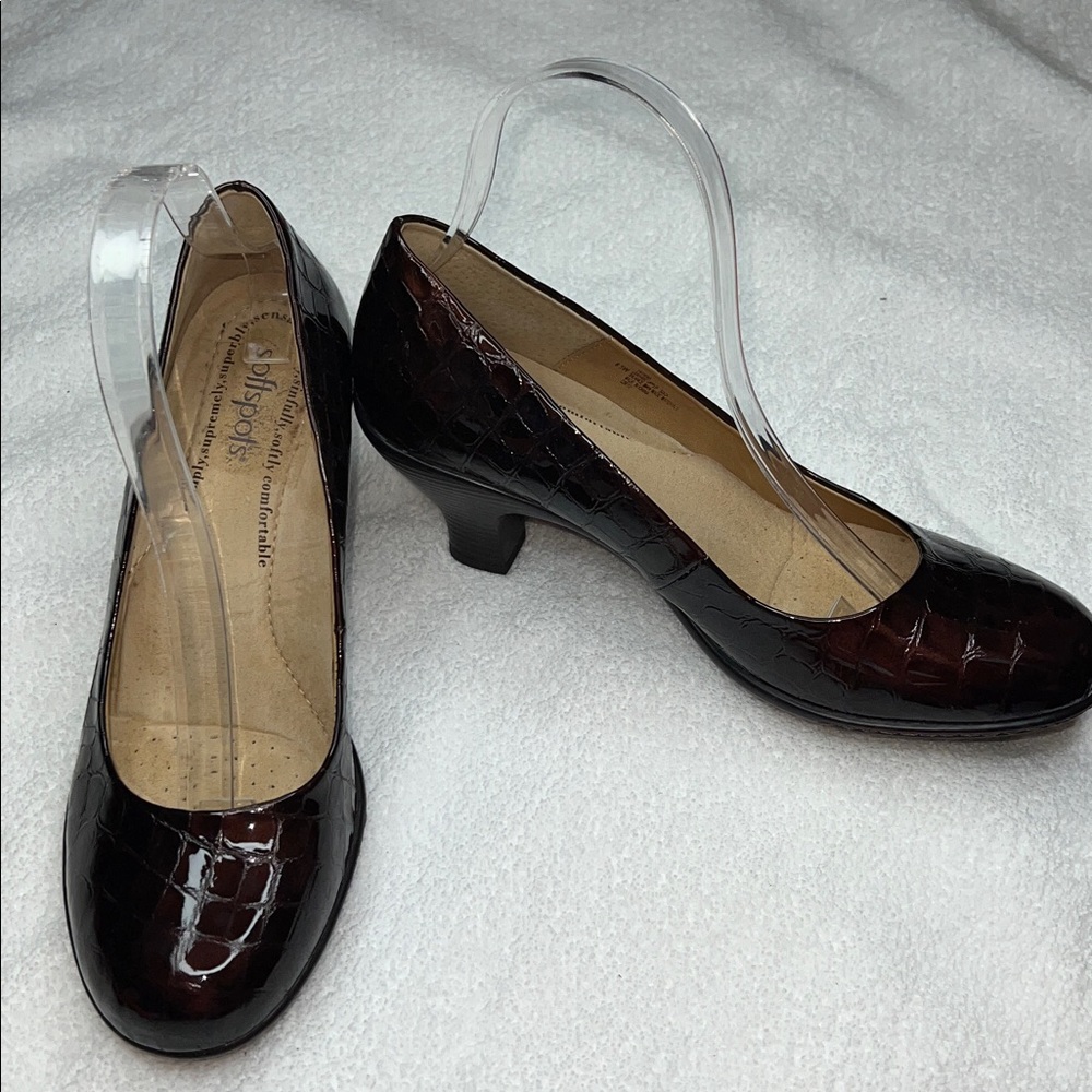 SOFTSPOTS 8.5W Embossed Crocodile Brown Patent Leather Kitten Heels Round Pump